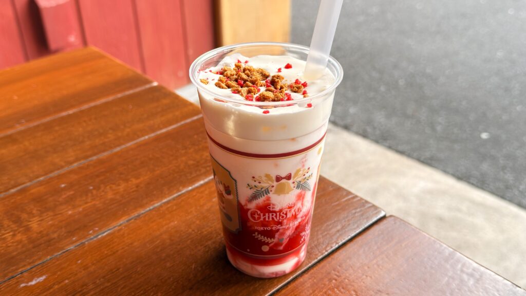 ディズニーリゾート_クリスマスデザインのカップに入った期間限定ドリンク「スペシャルドリンク（苺ミルク）」