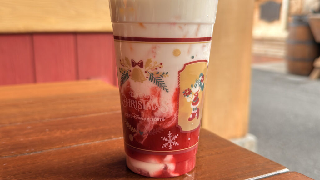 ディズニーリゾート_クリスマスデザインのカップに入った期間限定ドリンク「スペシャルドリンク（苺ミルク）」の中の様子