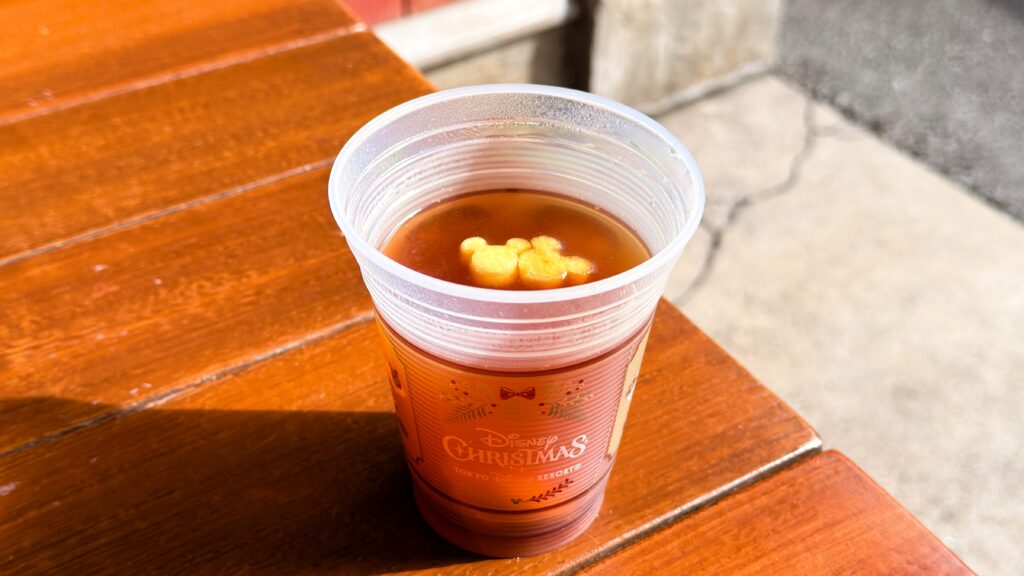 ディズニーリゾート_クリスマスデザインのカップに入った期間限定ドリンク「ホットアップルジンジャードリンク」