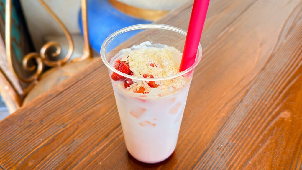 ディズニーリゾート_ストローをさした期間限定ドリンク「スペシャルラッシー（ストロベリー＆ホワイトチョコレート）」