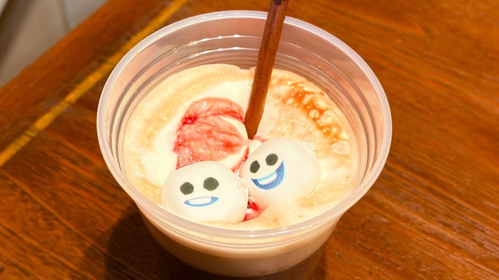ディズニーリゾート_マシュマロが浮かんだ期間限定ドリンク「ホットチョコレート（リンゴンベリー＆ホイップ）」