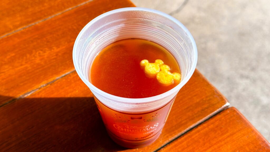 ディズニーリゾート_ミッキー型のアップルが浮かんだ期間限定ドリンク「ホットアップルジンジャードリンク」