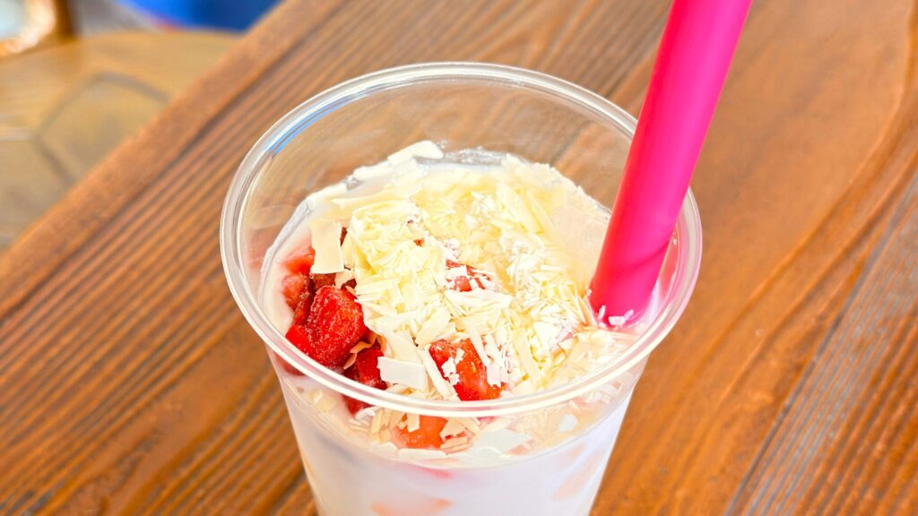 ディズニーリゾート_期間限定ドリンク「スペシャルラッシー（ストロベリー＆ホワイトチョコレート）」の表面