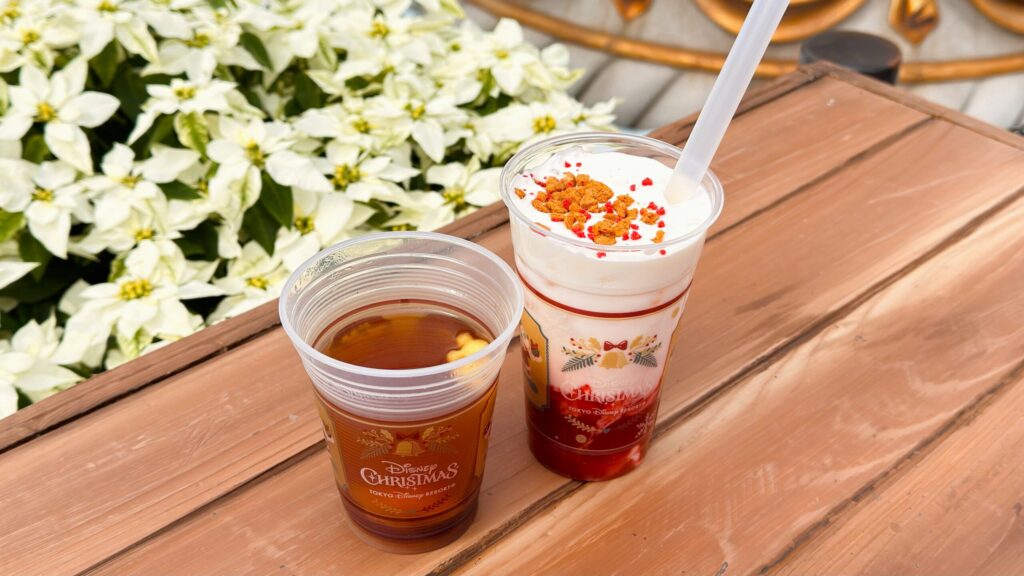 ディズニーリゾート_期間限定ドリンク「ホットアップルジンジャードリンク」と「スペシャルドリンク（苺ミルク）」が並んでいる様子