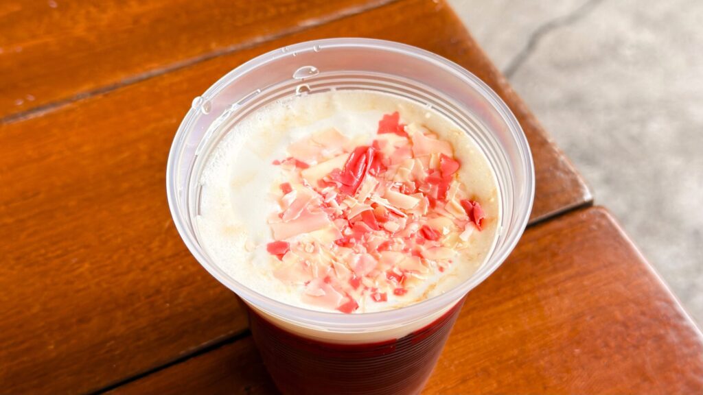 ディズニーリゾート_期間限定ドリンク「ホットカクテル（コーヒー、カカオリキュール、パッションフルーツ、オレンジ）」の表面