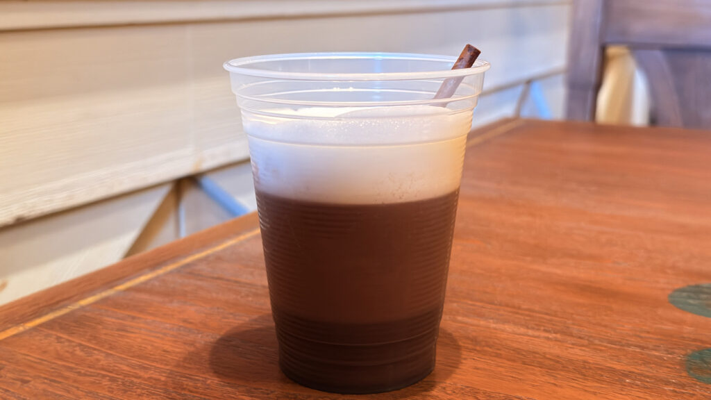 ディズニーリゾート_期間限定ドリンク「ホットチョコレート（リンゴンベリー＆ホイップ）」の中の様子
