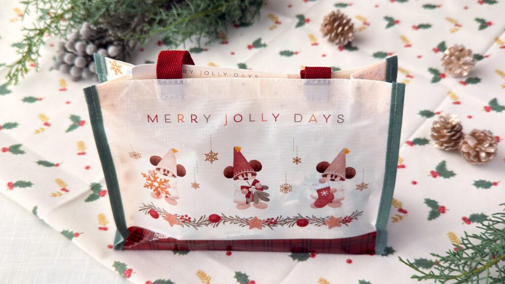 東京ディズニーリゾート_ディズニー・クリスマス2025「アーモンドチョコレートバー」のパッケージ