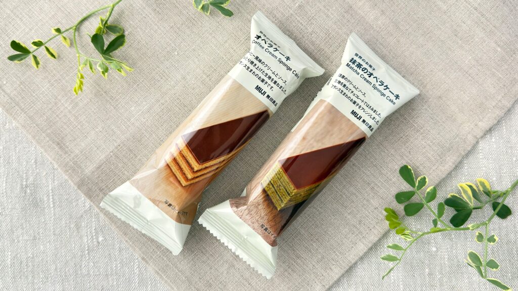 無印良品_パッケージにはいった「オペラケーキ」と「抹茶のオペラケーキ」が並んでいる様子