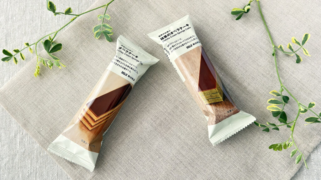 無印良品_「オペラケーキ」と「抹茶のオペラケーキ」のパッケージ並んでいる様子