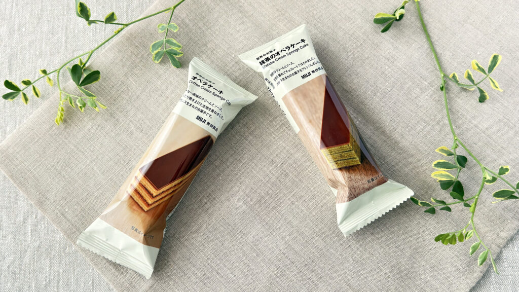 無印良品_「オペラケーキ」と「抹茶のオペラケーキ」のパッケージ並んでいる様子
