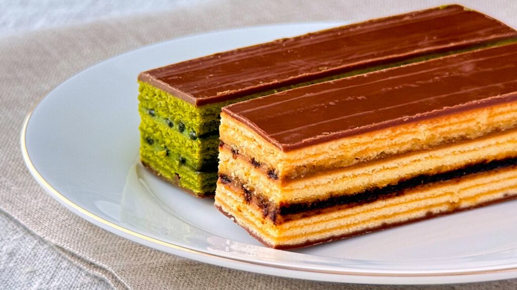 無印良品_白皿に「オペラケーキ」と「抹茶のオペラケーキ」が並んでいる様子