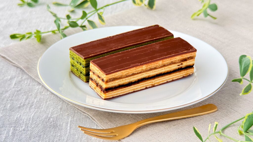 無印良品_「オペラケーキ」と「抹茶のオペラケーキ」の皿盛りとフォークが置いてある様子