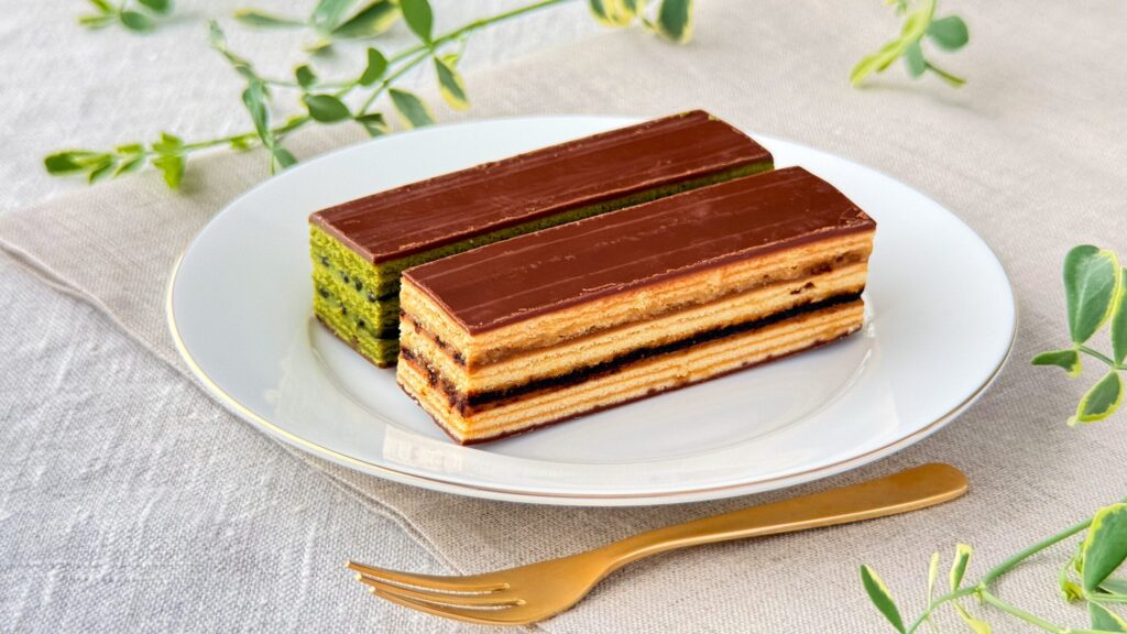 無印良品_「オペラケーキ」と「抹茶のオペラケーキ」の皿盛りとフォークが置いてある様子