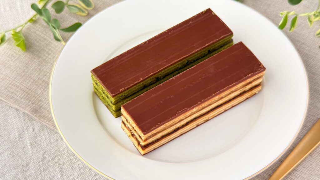 無印良品_「オペラケーキ」と「抹茶のオペラケーキ」の皿盛りとフォーク