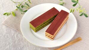 無印良品_「オペラケーキ」と「抹茶のオペラケーキ」の皿盛り