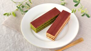 無印良品_「オペラケーキ」と「抹茶のオペラケーキ」の皿盛り