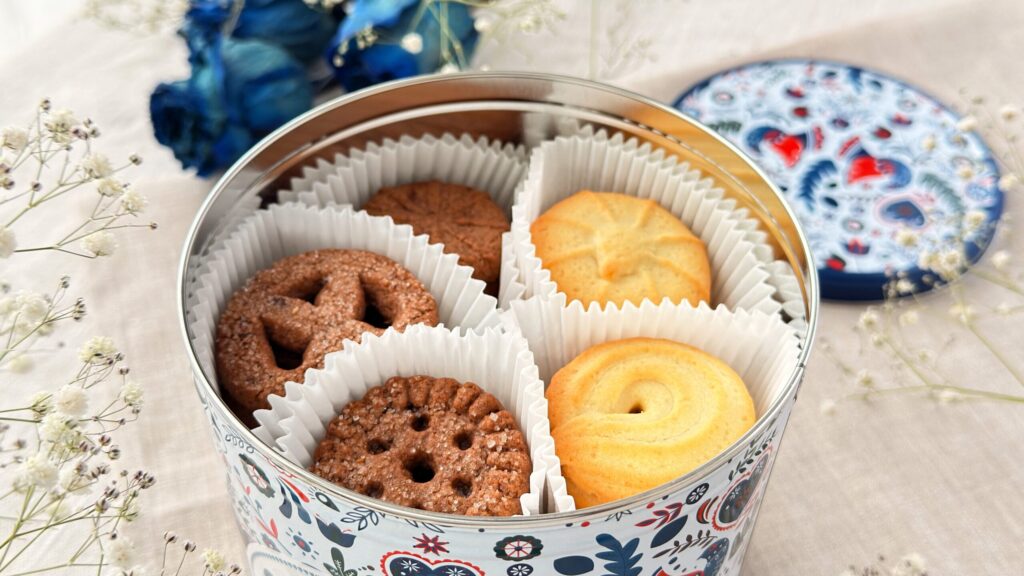 ヤコブセン_カルディクリスマス限定「ヤコブセン クッキーアソート(ホリデーティン)454g」のパッケージ開け