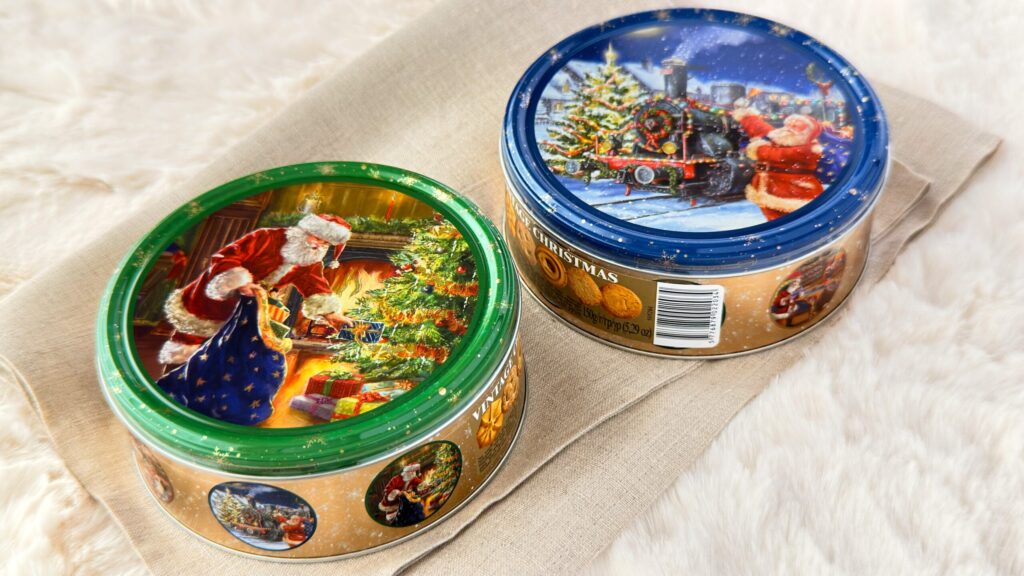 ヤコブセン_カルディクリスマス限定「ヤコブセン バタークッキー(ヴィンテージクリスマス)150g」のグリーンとブルーが並んでいる様子