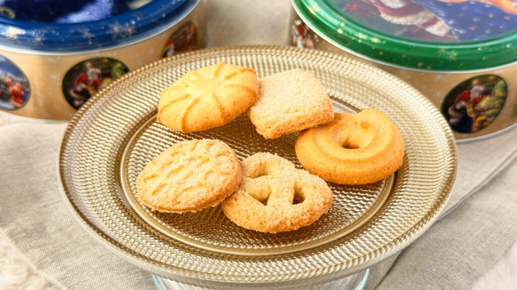 ヤコブセン_カルディクリスマス限定「ヤコブセン バタークッキー(ヴィンテージクリスマス)150g」のクッキー皿盛り