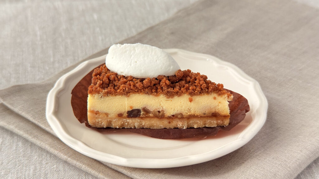 スターバックス_白皿にのった「ナッツ&キャラメルチーズケーキ」の断面