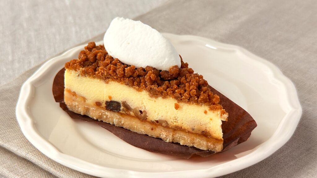 スターバックス_白皿にのった「ナッツ&キャラメルチーズケーキ」