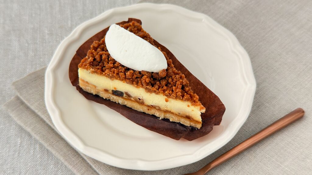 スターバックス_白皿にのった「ナッツ&キャラメルチーズケーキ」とフォークが置いてある様子