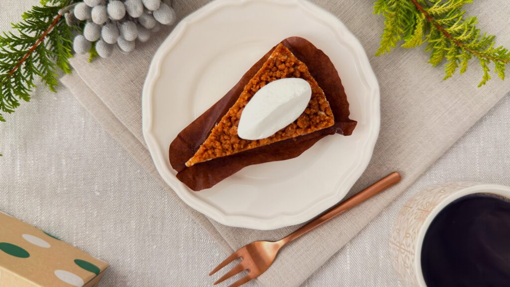 スターバックス_「ナッツ&キャラメルチーズケーキ」の皿のせとフォークが並んでいる様子