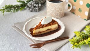 スターバックス_「ナッツ&キャラメルチーズケーキ」の皿のせとコーヒーが並んでいる様子