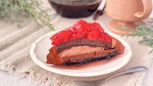 スターバックス_「ストロベリー&チョコレートタルト」の皿のせとコーヒーが並んでいる様子