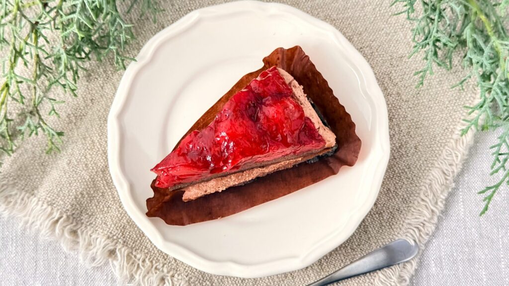 スターバックス_ストロベリー果肉入りジャムがたっぷりとのった「ストロベリー&チョコレートタルト」