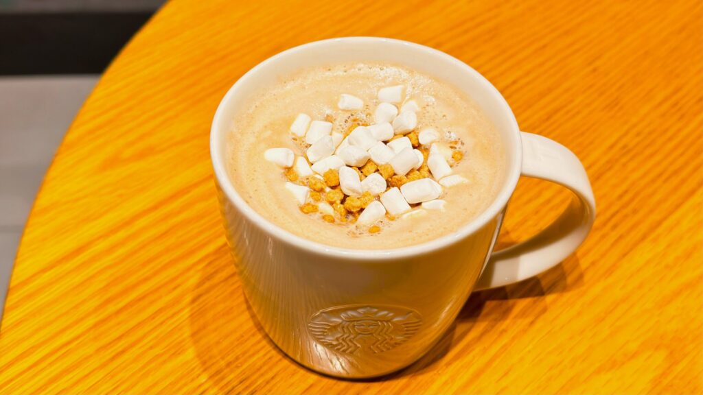 スターバックス_テーブルの上に置いた「スモア チョコレート ラテ」