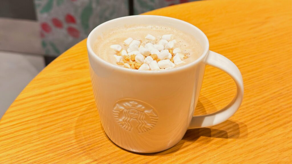 スターバックス_テーブルの上に置いた「スモア チョコレート ラテ」
