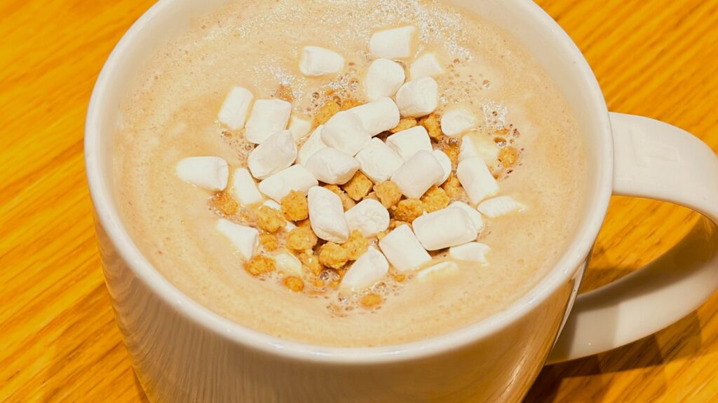 スターバックス_マシュマロや全粒粉クランチがのった「スモア チョコレート ラテ」