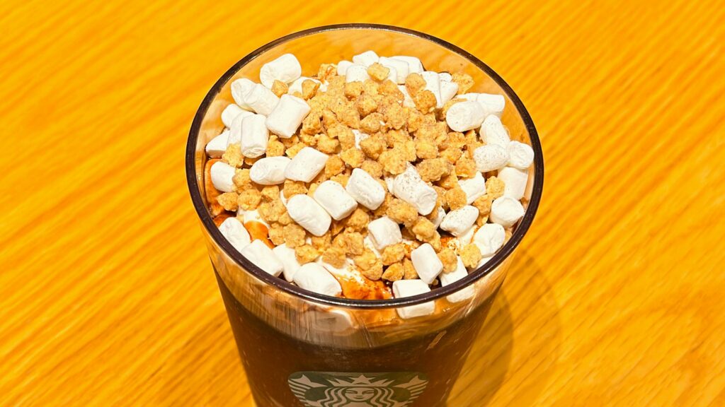 スターバックス_マシュマロや全粒粉クランチがのった「スモア チョコレート フラペチーノ®」