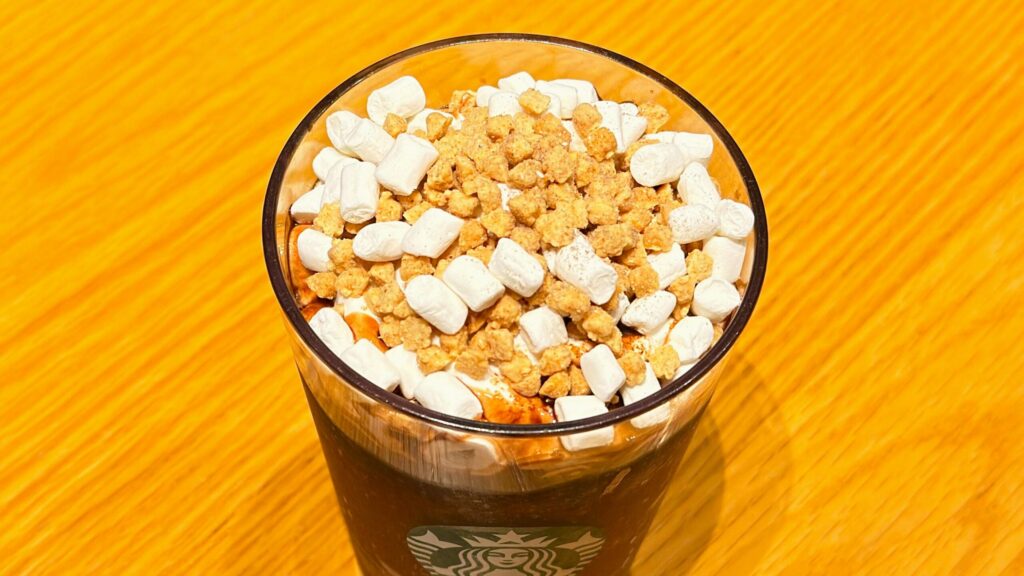 スターバックス_マシュマロや全粒粉クランチがのった「スモア チョコレート フラペチーノ®」