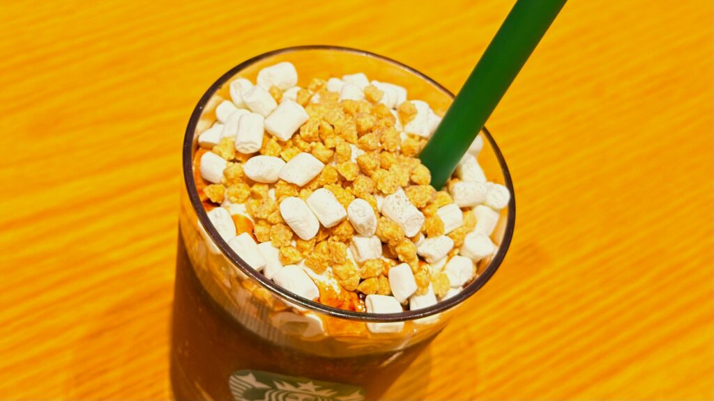 スターバックス_ストローをさした「スモア チョコレート フラペチーノ®」