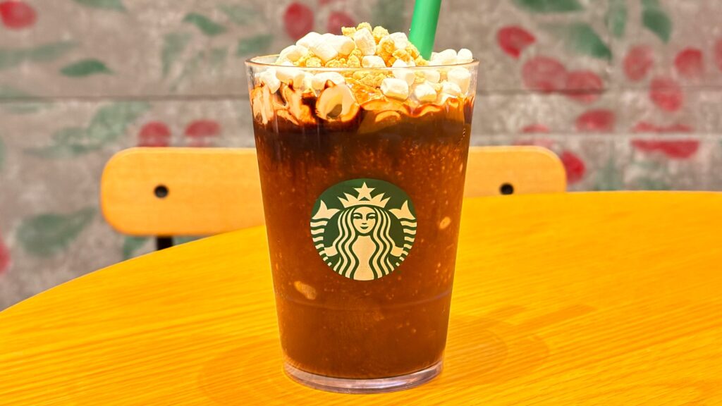 スターバックス_ストローをさした「スモア チョコレート フラペチーノ®」が置いてある様子