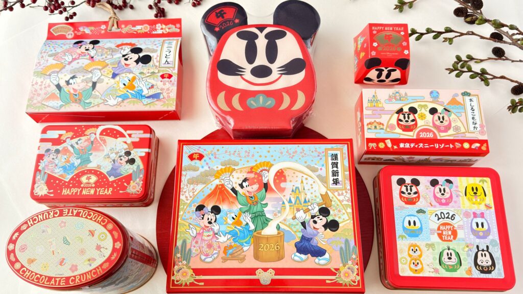 東京ディズニーリゾート_お正月2026のミニうどんやチョコレートクランチなどのパッケージが並んでいる様子