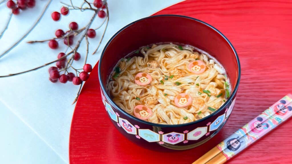 東京ディズニーリゾート_お椀にはいった「ミニうどん 紙箱 ミッキーマウスと仲間たち」と箸が添えられている様子