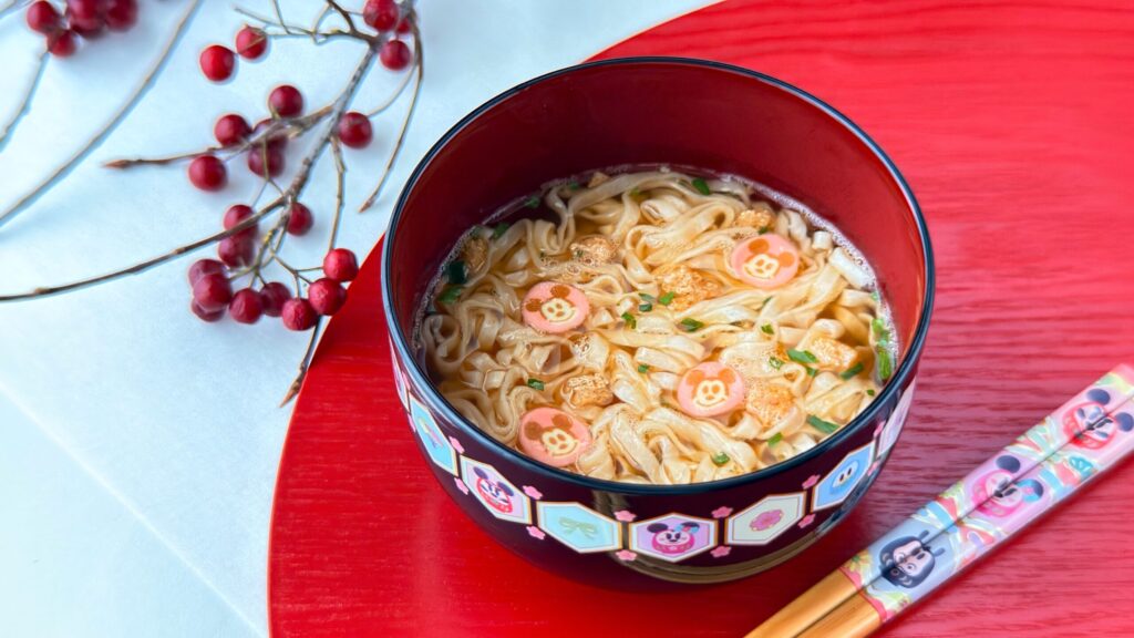 東京ディズニーリゾート_お椀にはいった「ミニうどん 紙箱 ミッキーマウスと仲間たち」と箸が添えられている様子