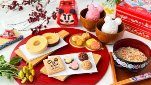 東京ディズニーリゾート_お正月2026のお菓子の皿盛りやうどんなどが並んでいる様子