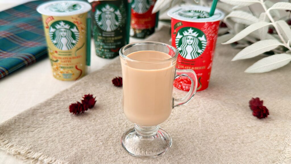 スターバックス® チルドカップ_グラスにはいった「チョコレート＆ベリーラテ」が置いてある様子