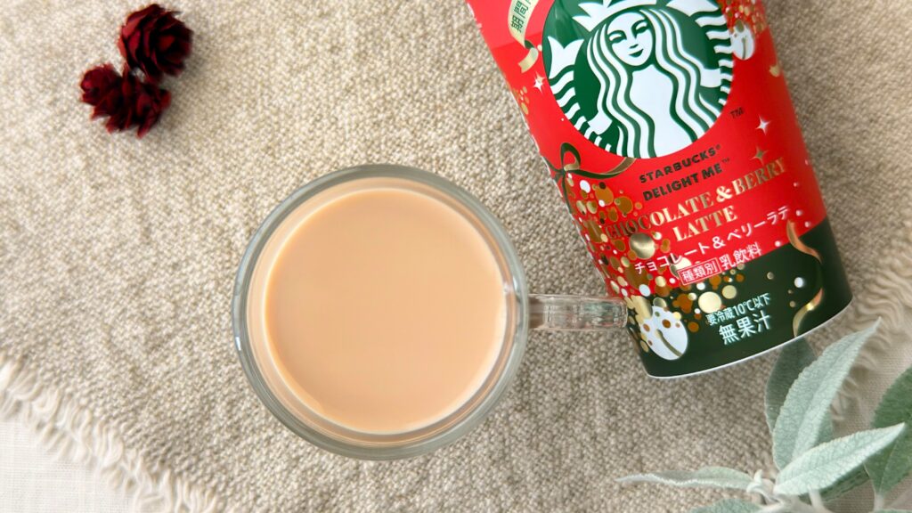 スターバックス® チルドカップ_グラスにはいった「チョコレート＆ベリーラテ」の表面