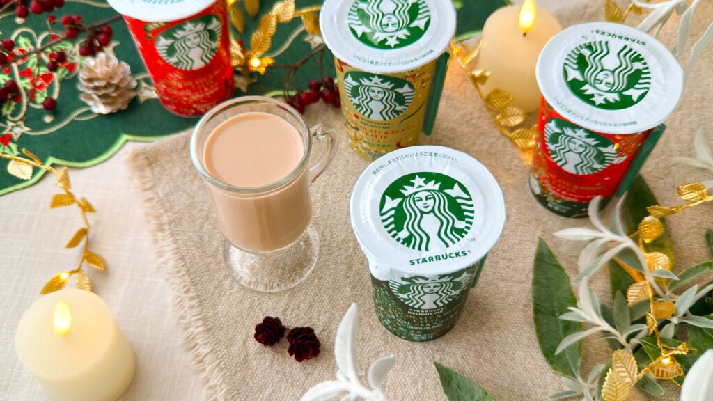 スターバックス® チルドカップ_グラスにはいった「チョコレート＆ベリーラテ」やパッケージが並んでいる様子