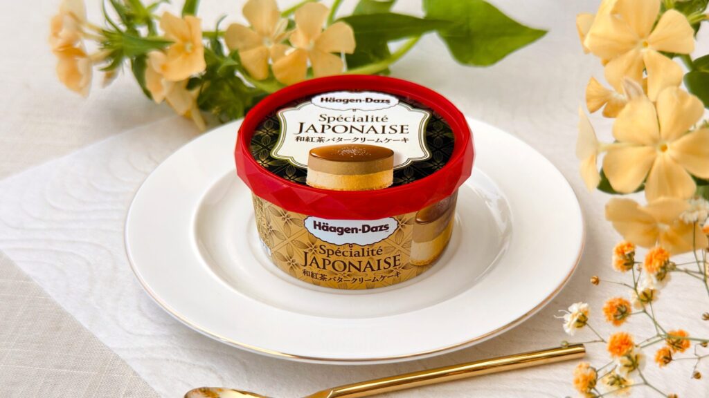 ハーゲンダッツ_セブンイレブン限定「スペシャリテジャポネ＜和紅茶バタークリームケーキ＞」のパッケージとお花が飾られている様子