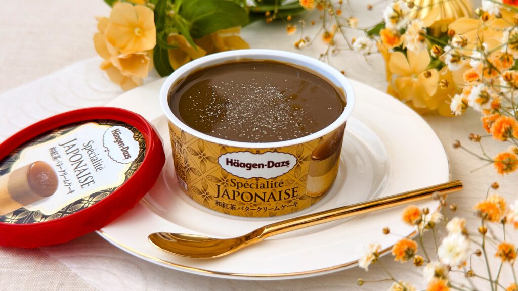 ハーゲンダッツ_セブンイレブン限定「スペシャリテジャポネ＜和紅茶バタークリームケーキ＞」とスプーンが並んでいる様子