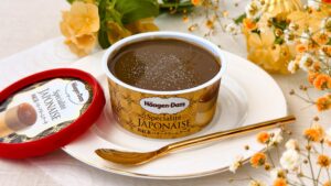 ハーゲンダッツ_セブンイレブン限定「スペシャリテジャポネ＜和紅茶バタークリームケーキ＞」とスプーンが並んでいる様子