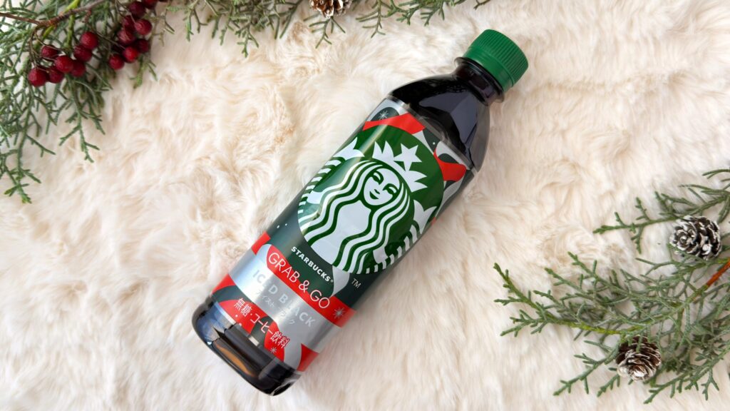 スターバックス_セブン-イレブン限定「スターバックス® GRAB&GOアイスド ブラック」のペットボトルが置いてある様子