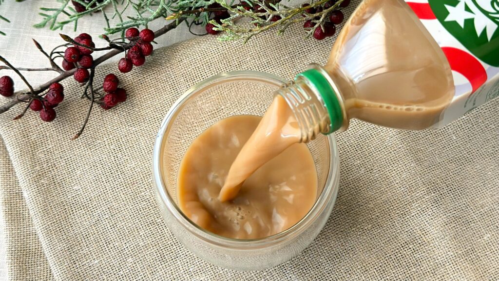 スターバックス_セブン-イレブン限定「スターバックス® GRAB&GO ホワイトモカ」をグラスに注いでいる様子