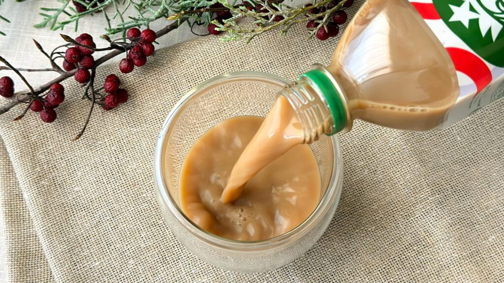 スターバックス_セブン-イレブン限定「スターバックス® GRAB&GO ホワイトモカ」をグラスに注いでいる様子